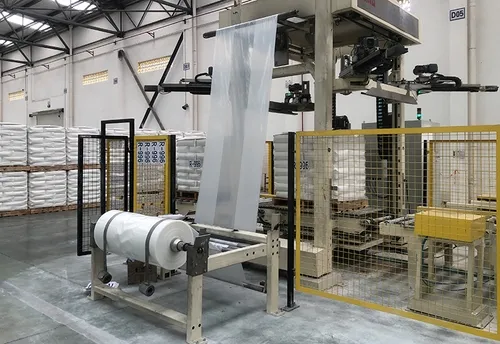 Máquina envolvedora de brazo giratorio usado en línea de paletizado para bolsas