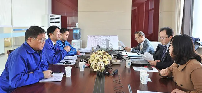Discusión técnica con los clientes en nuestras instalaciones